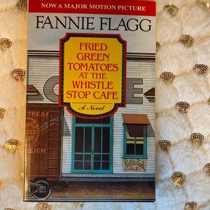 “FRIED GREEN TOMATOES…” Paper Back, Like New! Great Read! Inspired the Movie🎄❤️